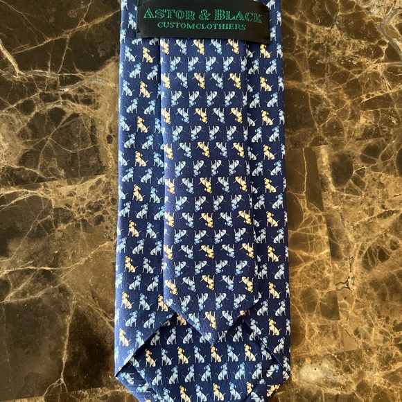 Astor & Black 100 % Silk Tie Navy Dog Motif Preppy Sporting Hunting Novelty - Picture 8 of 10